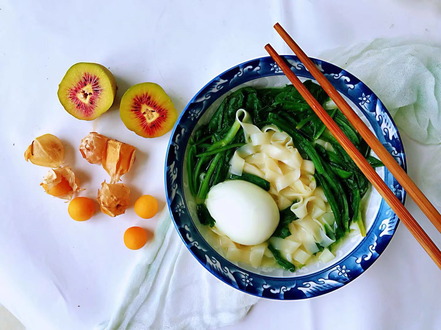 鸡蛋和面条一起煮正确做法,面条里卧鸡蛋不散开的方法