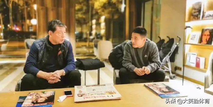 武磊从西班牙回来看望徐根宝视频,徐根宝带弟子庆祝生日