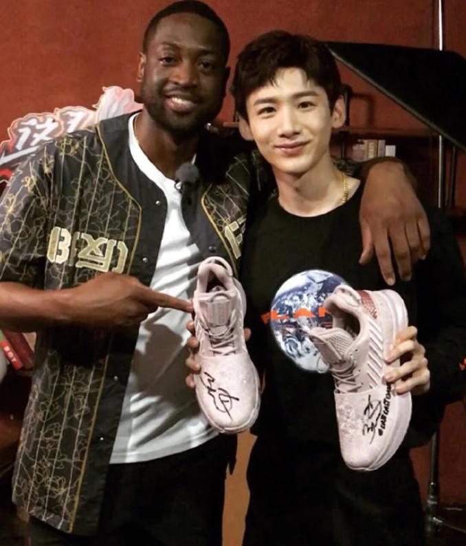 白敬亭穿的安踏粉色篮球鞋是哪双,白敬亭打篮球上海安踏活动背影