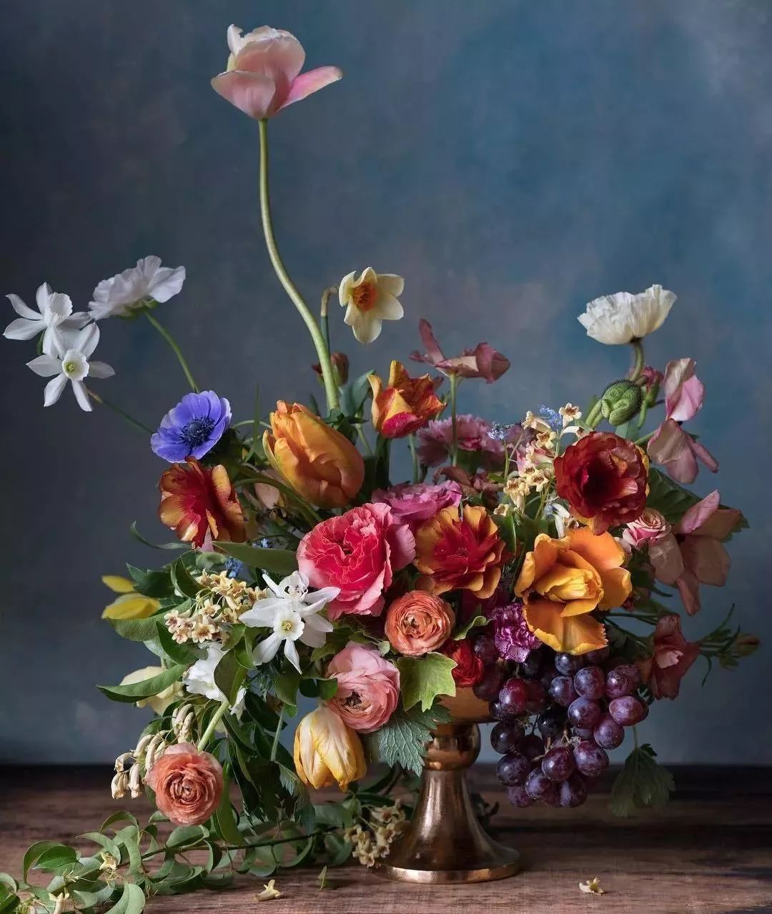 鲜花店日常换水整理花材,花要不要经常换水