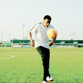 学足球是先练颠球还是先练球感,足球颠球能提升球感吗