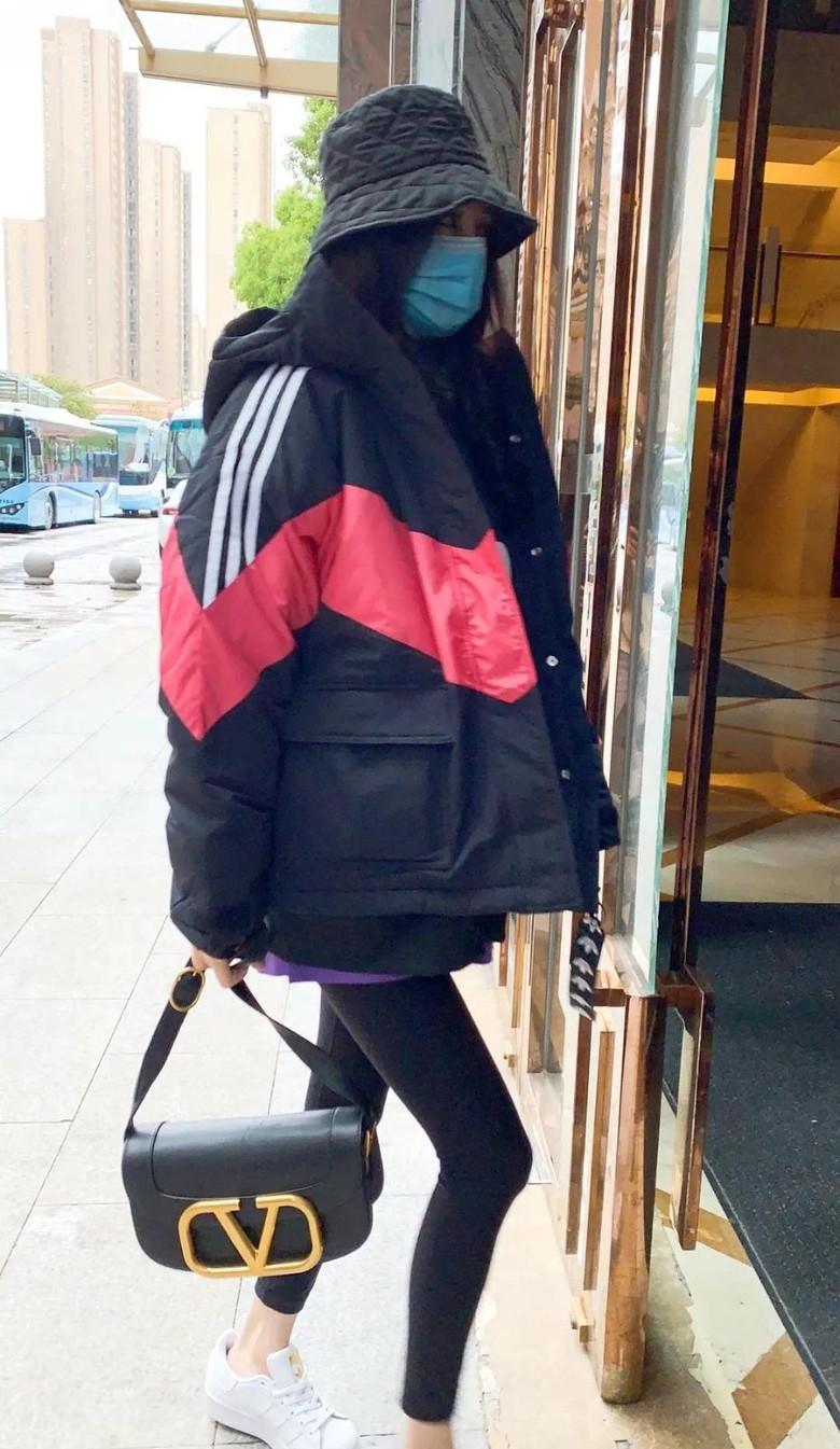 杨幂喝奶茶，这一操作很惊人！莫非怕被自己的脚臭熏到？