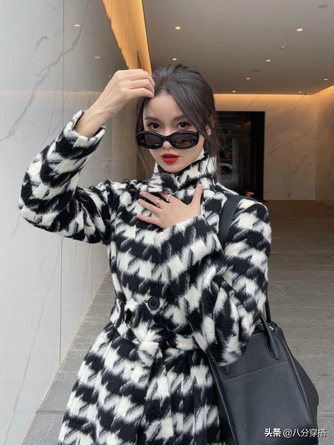 冬天“千鸟格大衣”怎么穿才高级？看看这些穿搭示范，保暖又显瘦