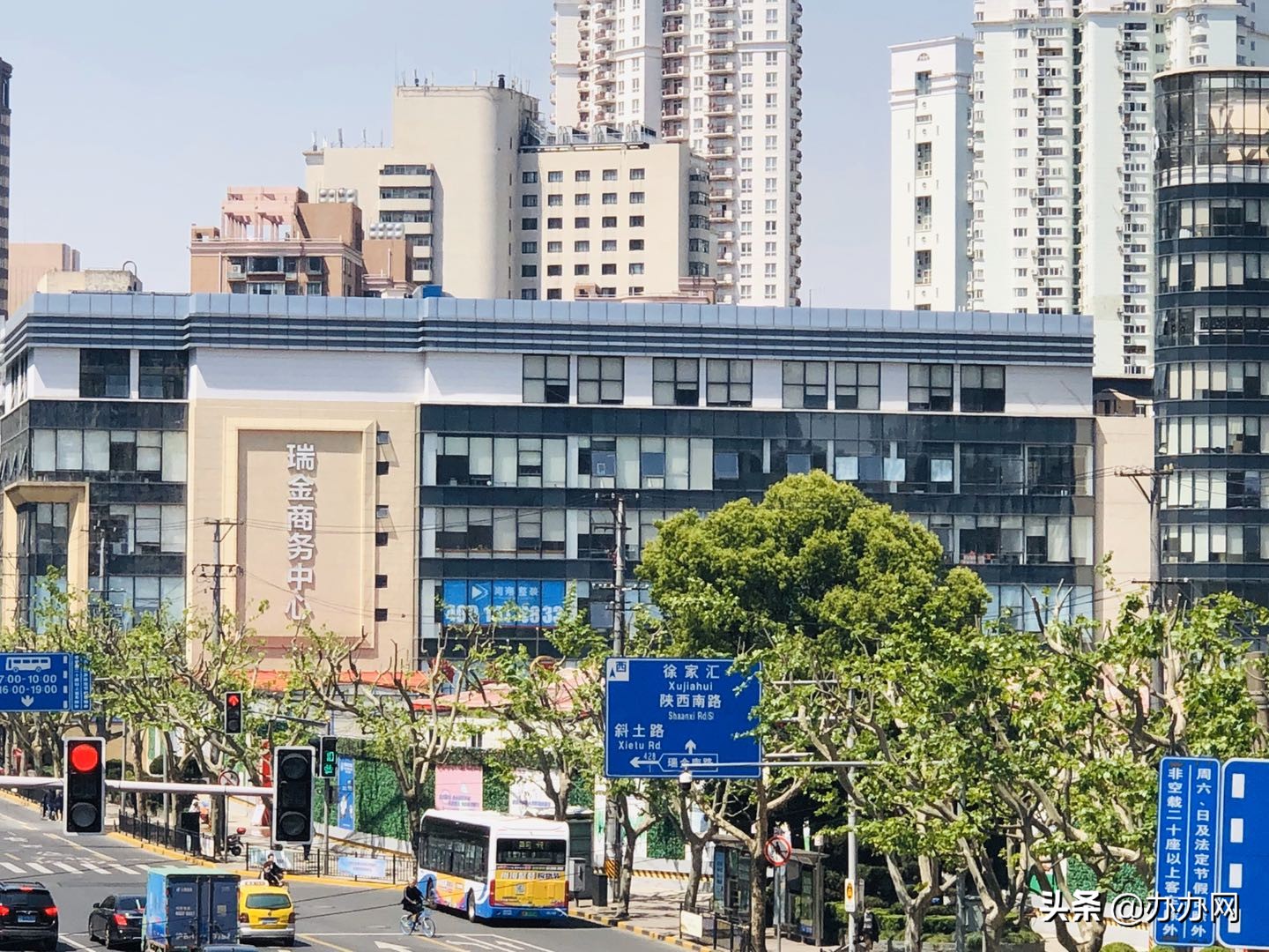 繁华都市与历史风烟并存坐着985路公交兜写字楼