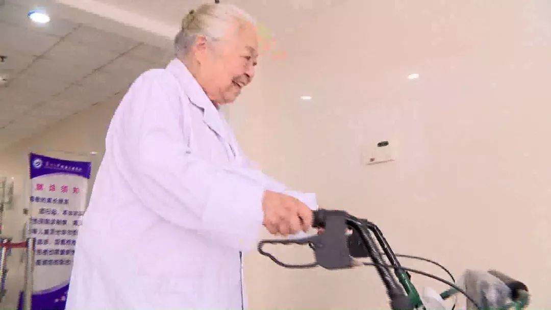 最近比较火的一个女生的照片,一张照片爆火的女孩