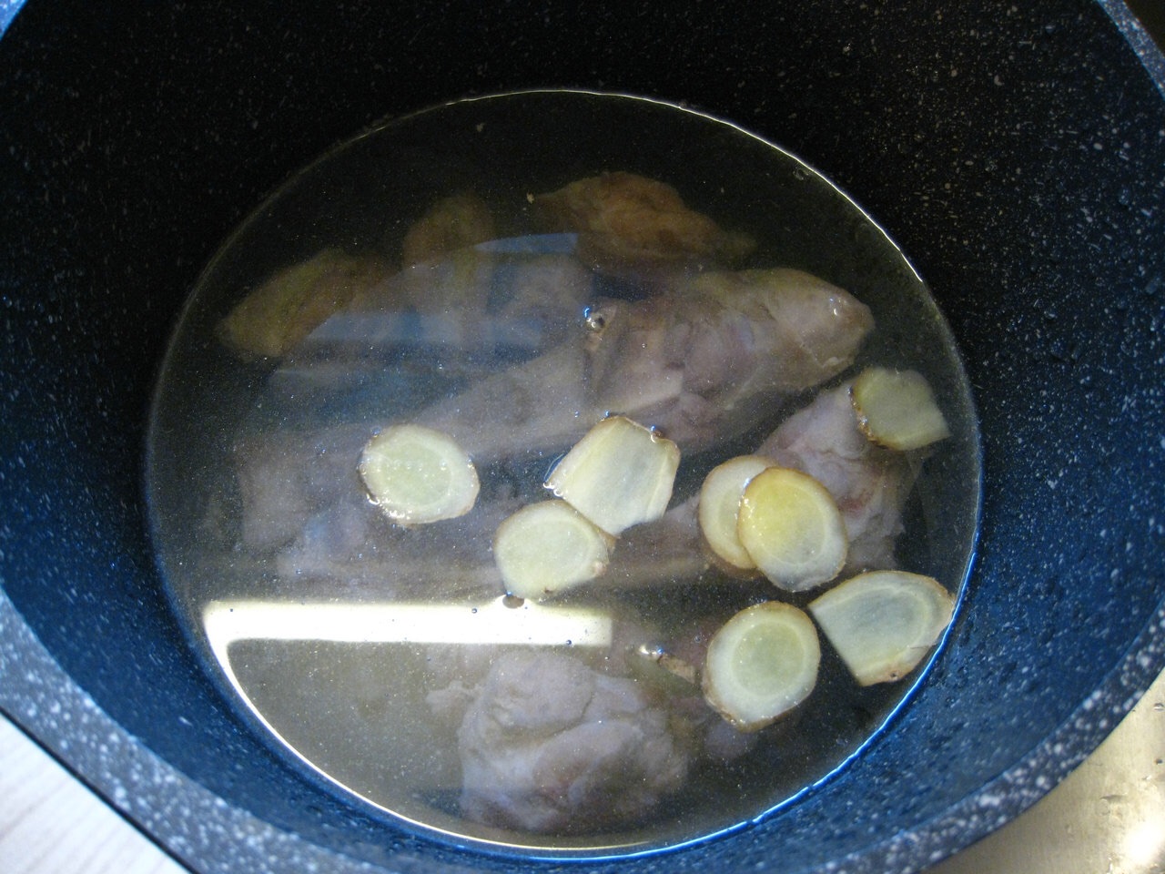 炖羊汤放什么料好喝,炖羊汤怎样汤白没膻味放什么大料