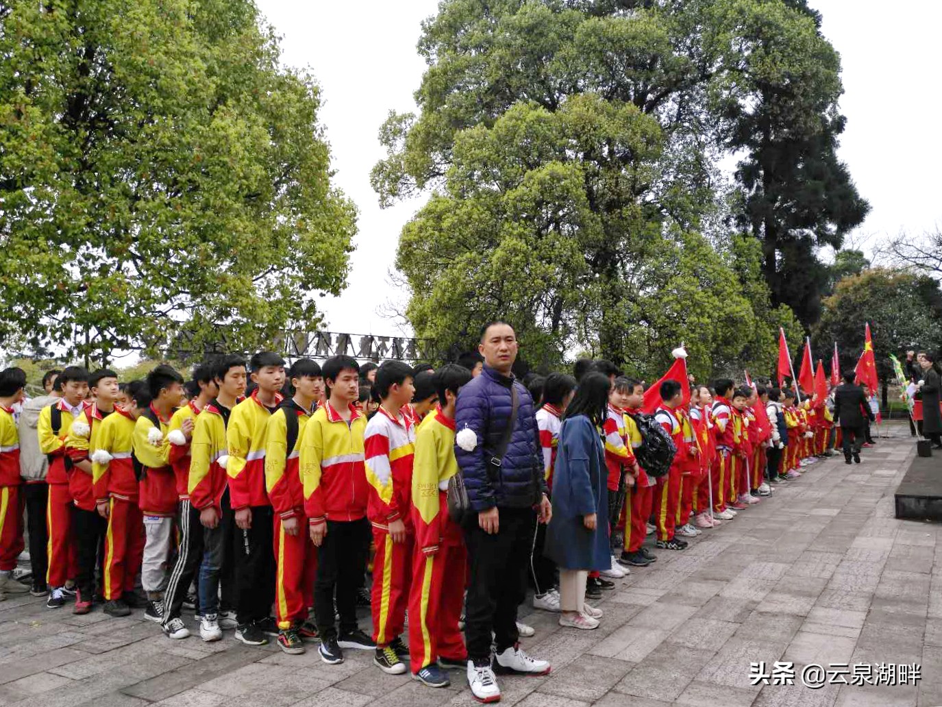 学校清明节缅怀先烈讲红色故事,缅怀革命先烈传承红色基因学校