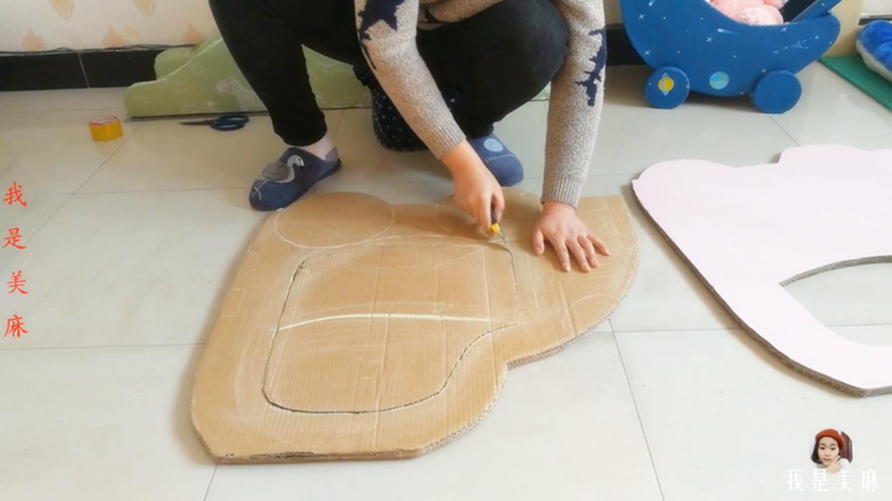 儿童用纸板做一个汽车,爸爸用纸箱做玩具