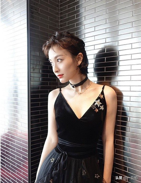 46岁袁立晒自拍打扮似贵妇,袁立蕾丝裙