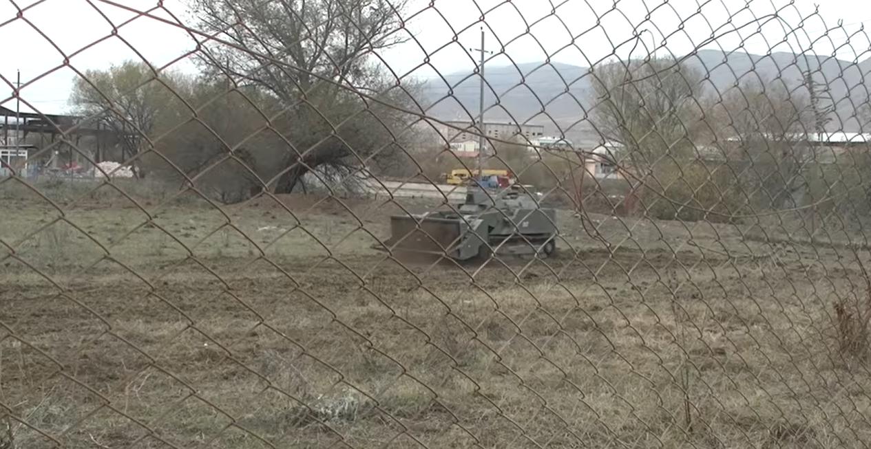 俄军新型无人扫雷车清除乌军雷场,俄罗斯扫雷车在农田里排雷