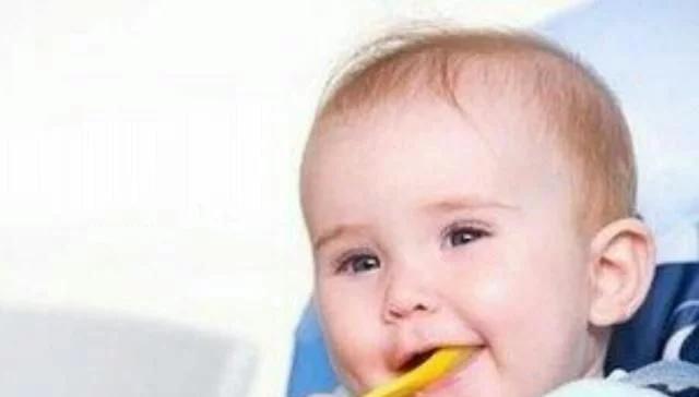 月嫂教宝宝吃手指,月嫂老是让宝宝吃手