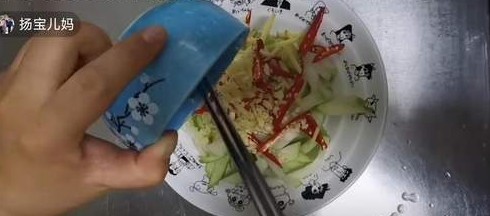 婆婆用了几十年腌制萝卜的配方，不晒不等，爽脆可口还开胃下饭