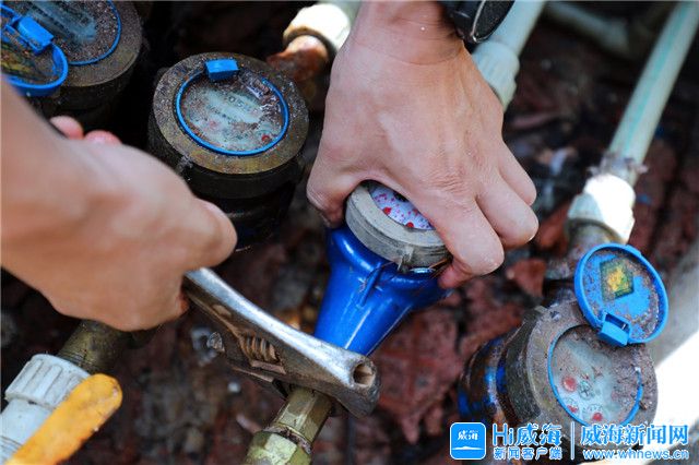 一双伤痕累累布满老茧的手,一双粗糙的手记载着很多酸甜苦辣