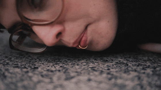 瑞士舔病毒女孩确诊病情加重了吗,不作不死的女人的表现