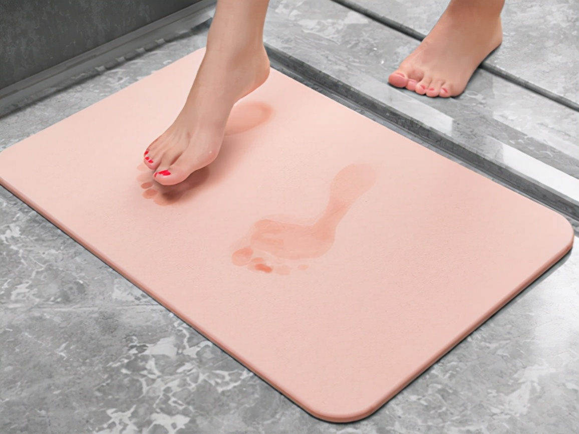 秋天身上干燥起皮屑,秋天皮肤干燥还需要做清洁吗