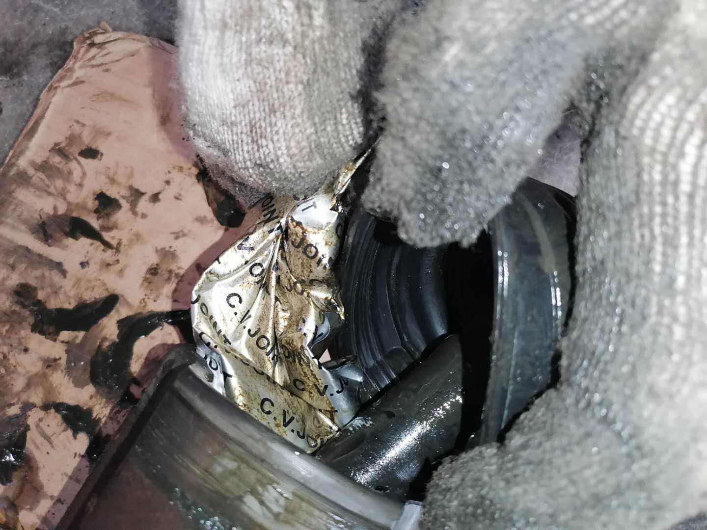 奇骏半轴球笼漏油的后果,奇骏半轴球笼坏了