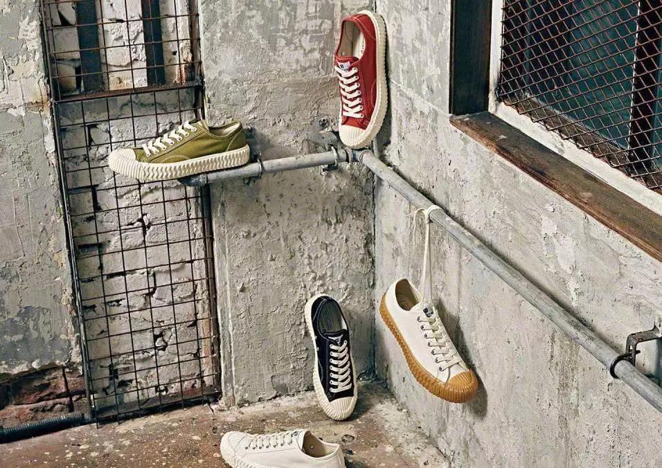 vans帆布鞋哪款好看,vans又一款白色的有涂鸦的帆布鞋