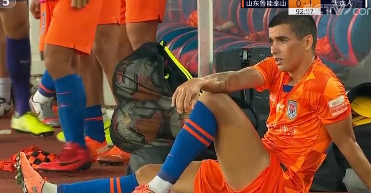王大雷安慰落泪莱昂，莫伊塞斯为受伤郑铮保驾护航，这就是鲁能