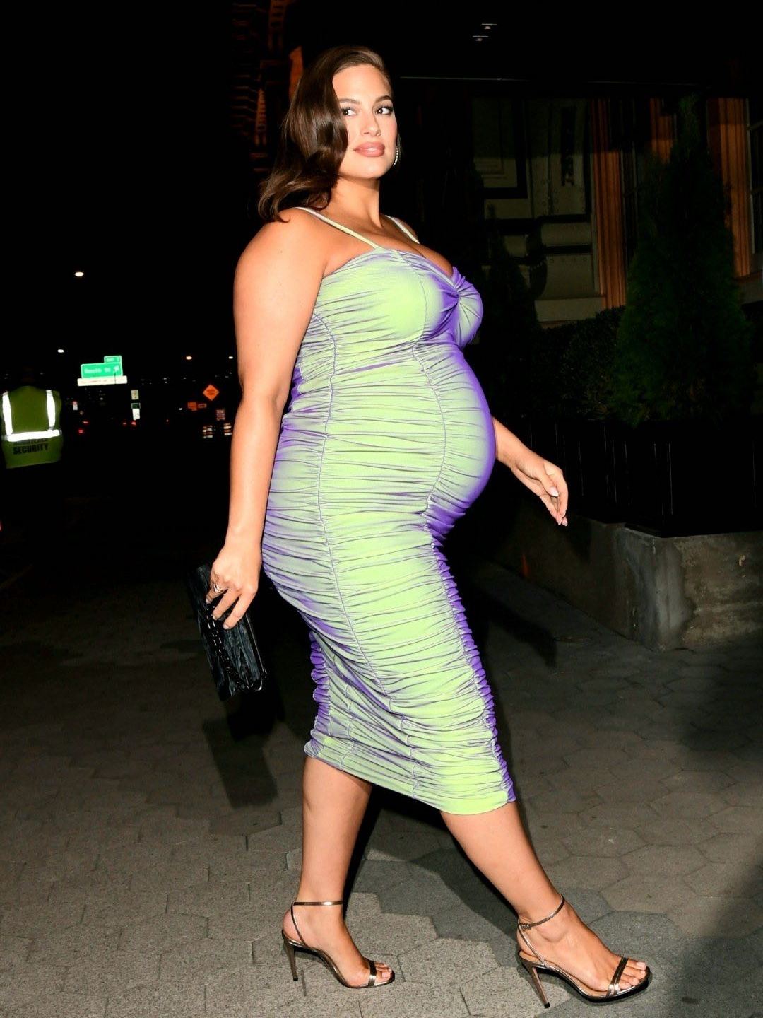 超模怀孕大秀纤细身材,超模露脐装秀曼妙曲线