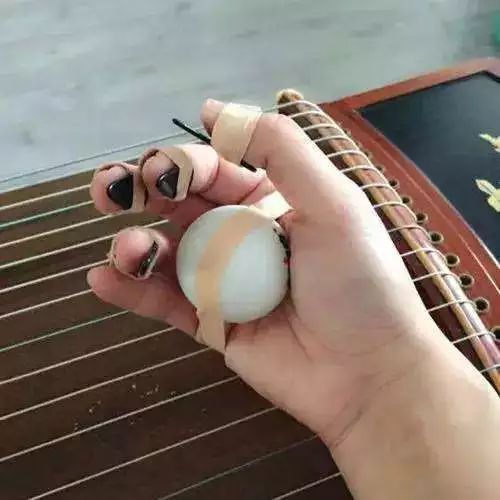 再继续这样弹琴,你的手就要“烂了”