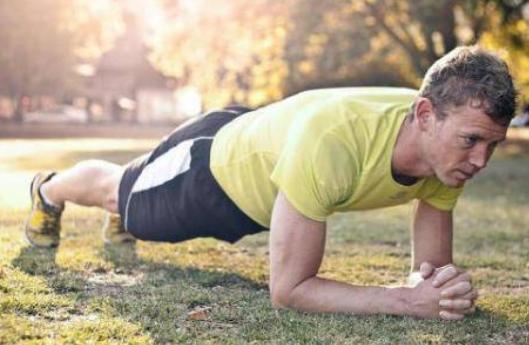 平板支撑21天时间计划图片,每天做一分钟平板支撑有什么变化