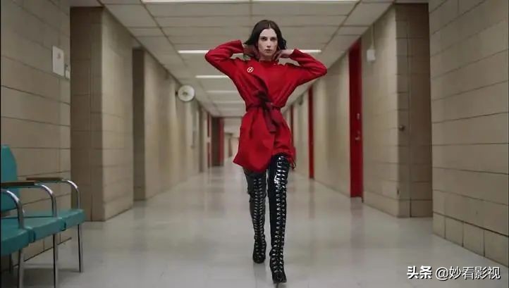 披着猎奇外衣的性喜剧——《绑定第1季》