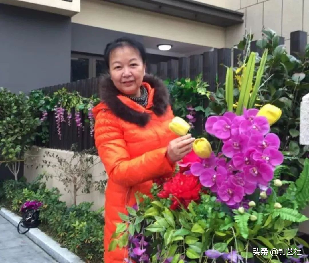 大妈旅游拍照姿势大全高级感,中国大妈旅游团拍照