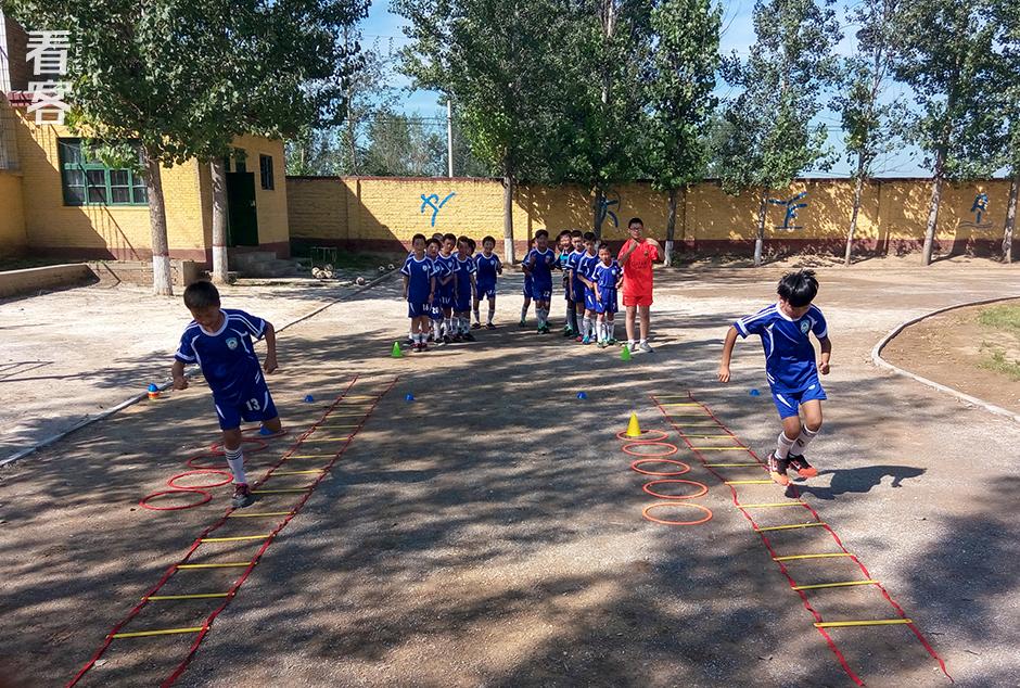 这支秘密发展的乡村足球队，拼命的令人肃然起敬