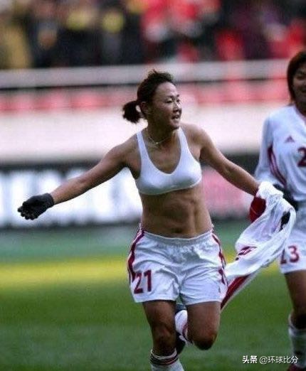 女足球员脱衣庆祝,女足晒腹肌男足躺枪