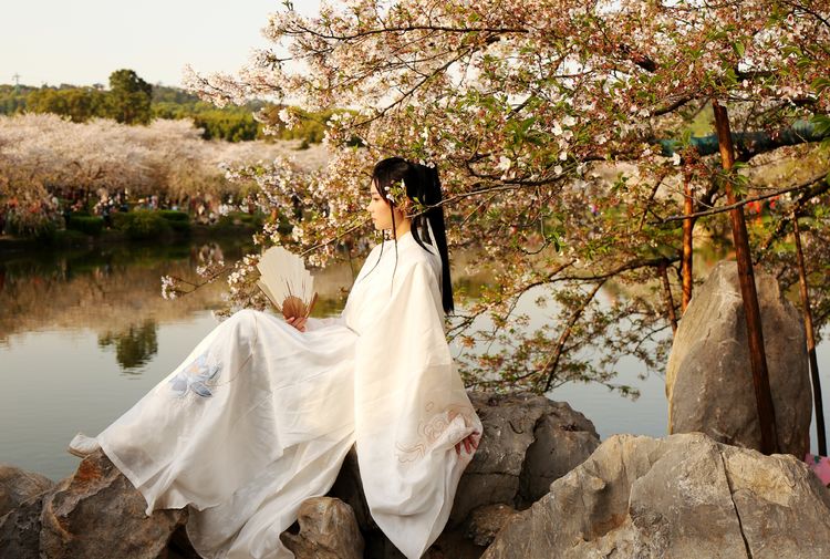 鑻遍泟褰掓潵妯辫姳鏈夌害,妯辫姳鐩涘紑鑻遍泟褰掓潵瀹屾暣瑙嗛