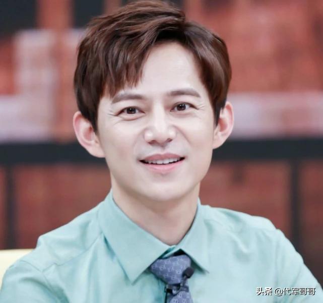 何炅当街牵手摸脸,何炅与神秘男子深夜街头亲密互动