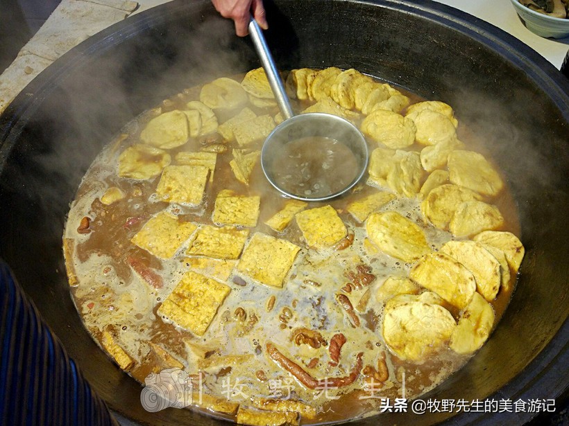 卤煮火烧地道的北京风味小吃,北京卤煮火烧里的菜碟