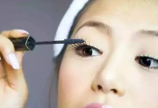 睫毛膏的刷法视频教程,哪个睫毛膏刷出来浓密不晕染