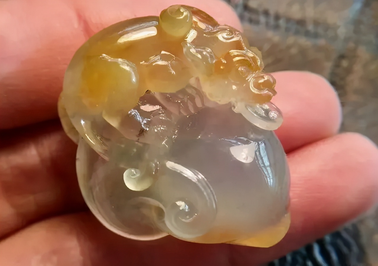 俏色巧雕翡翠金丝猴,底子细种老水头短的翡翠