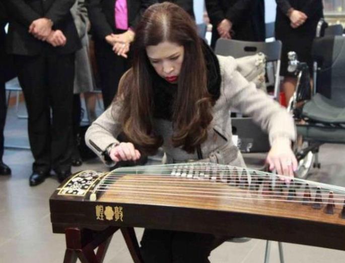 最美的公主泰国,泰国最美公主弹古筝