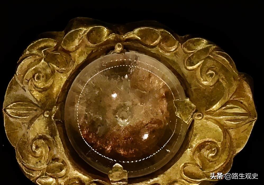 马步芳盗挖青海都兰古墓，派1个工兵营进驻，拿走金银器留下丝绸