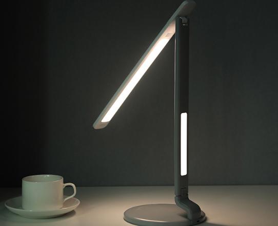 辟谣黄灯闪烁不允许闯,孩子晚上学习时灯光照度标准