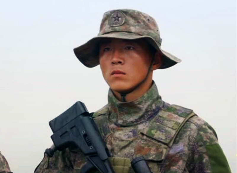 民兵换装21式迷彩和现役的一样吗,解放军新迷彩作战服图片