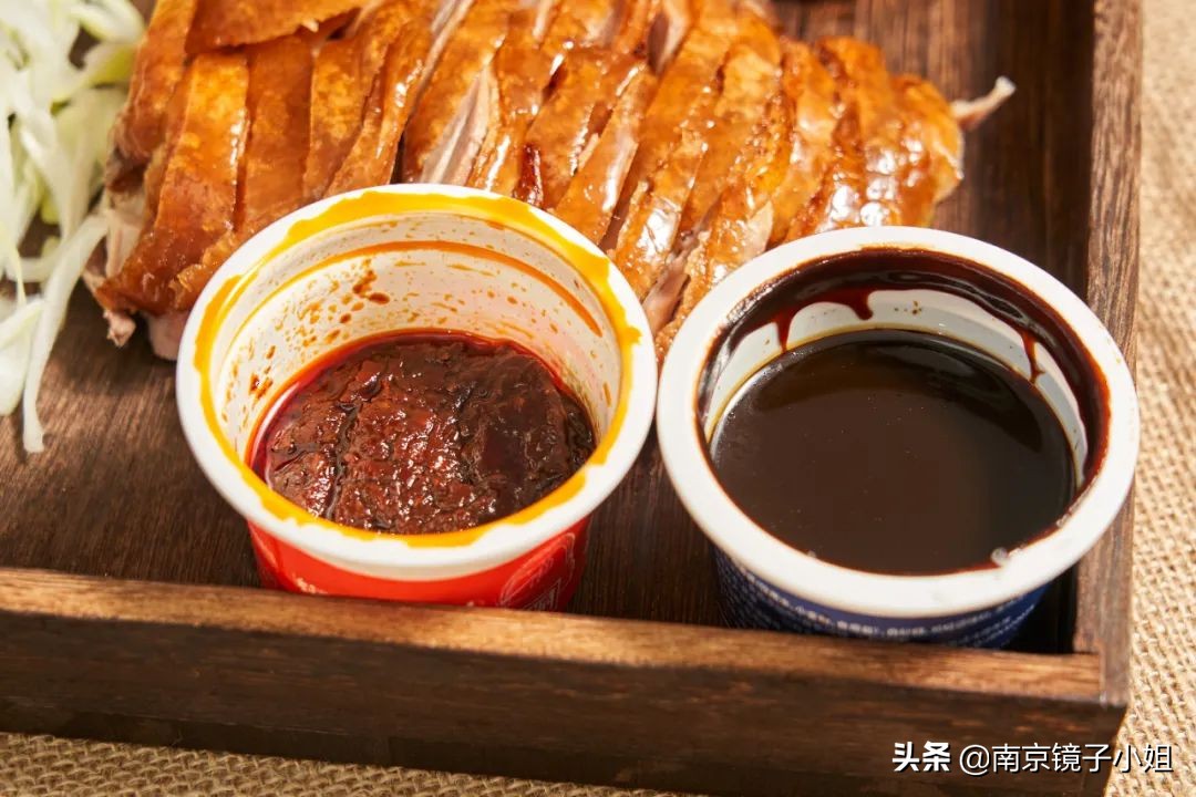 烤鸭最酥的一块鸭皮酥到了极点,味道纯正的烤鸭肉质鲜嫩