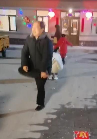 谢广坤雪地里睡觉,谢广坤冬天穿棉袄带货的视频