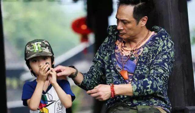 刘晓庆戴翡翠平安扣,刘晓庆帝王绿无事牌