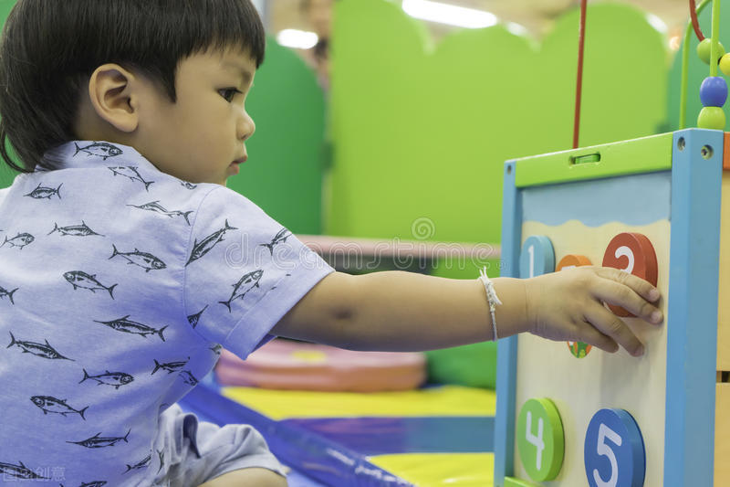 小孩三岁不会数数正常吗,3岁宝宝会认数学1-10是发育迟缓吗