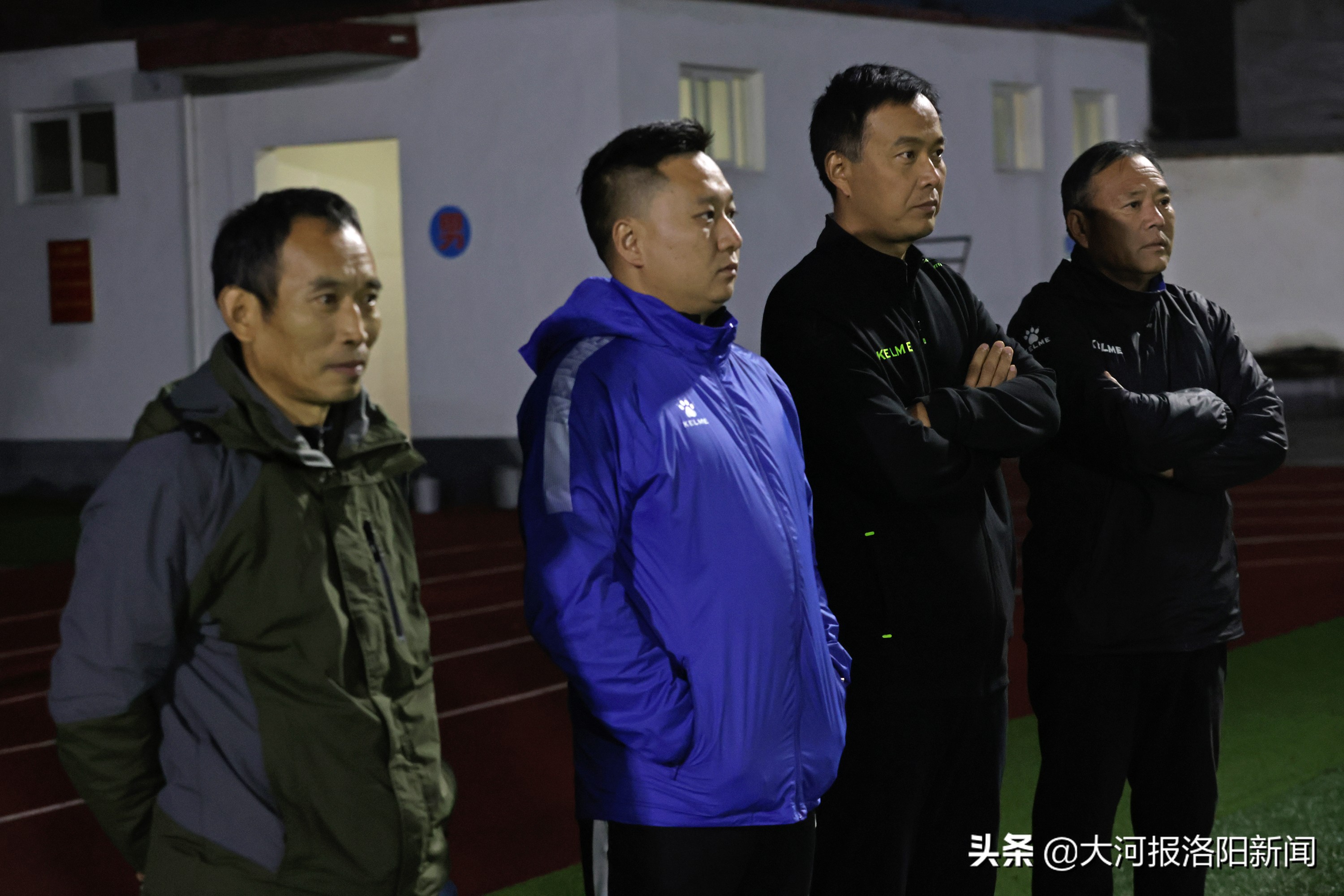 穿足球鞋踢足球比赛,穿大钉足球鞋在水泥地上踢球