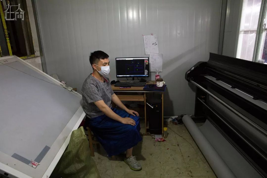 在人间丨情趣内衣小镇的乡村女工，每天往返于工厂与田地之间