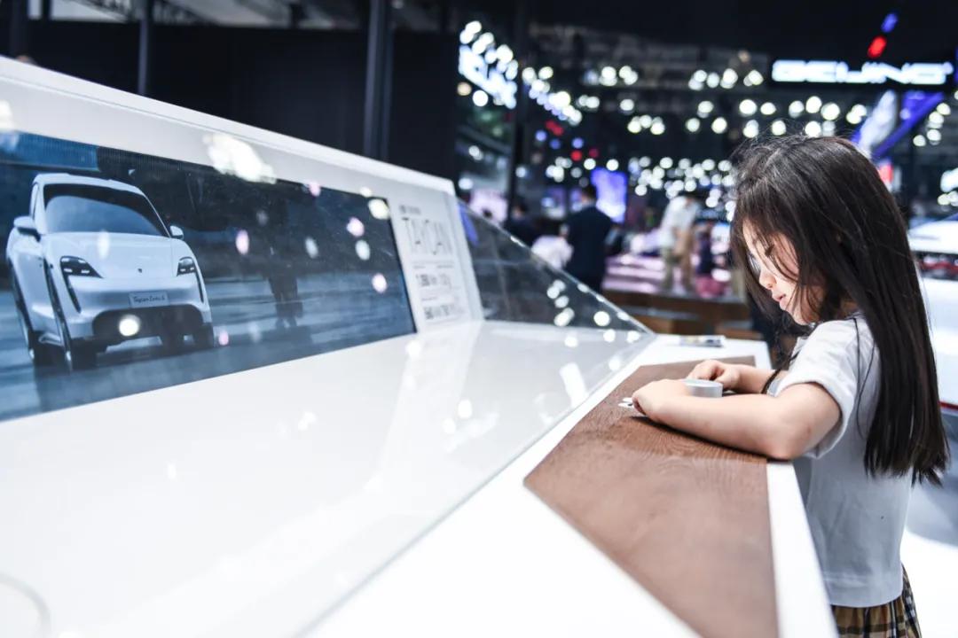 国产家轿不将就，现场堪比迪士尼，北京车展除了新车还看些啥？