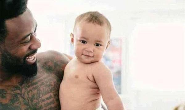 真像泰伦卢啊！灰熊24岁新星晒女儿，皮肤一脸白皙，已无黑人特征