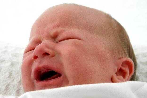 满月宝宝哭一个多小时会出问题吗,孩子满月为什么哭闹