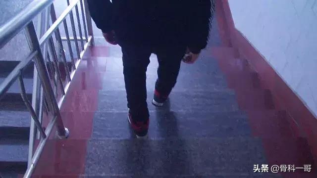 强直6年绝望自杀！在家人逼迫下，做出选择，竟然驼背也挺直了