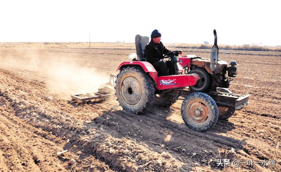 1986年借遍亲友买辆“东方红”农用小四轮后，“官差、亲差”不断