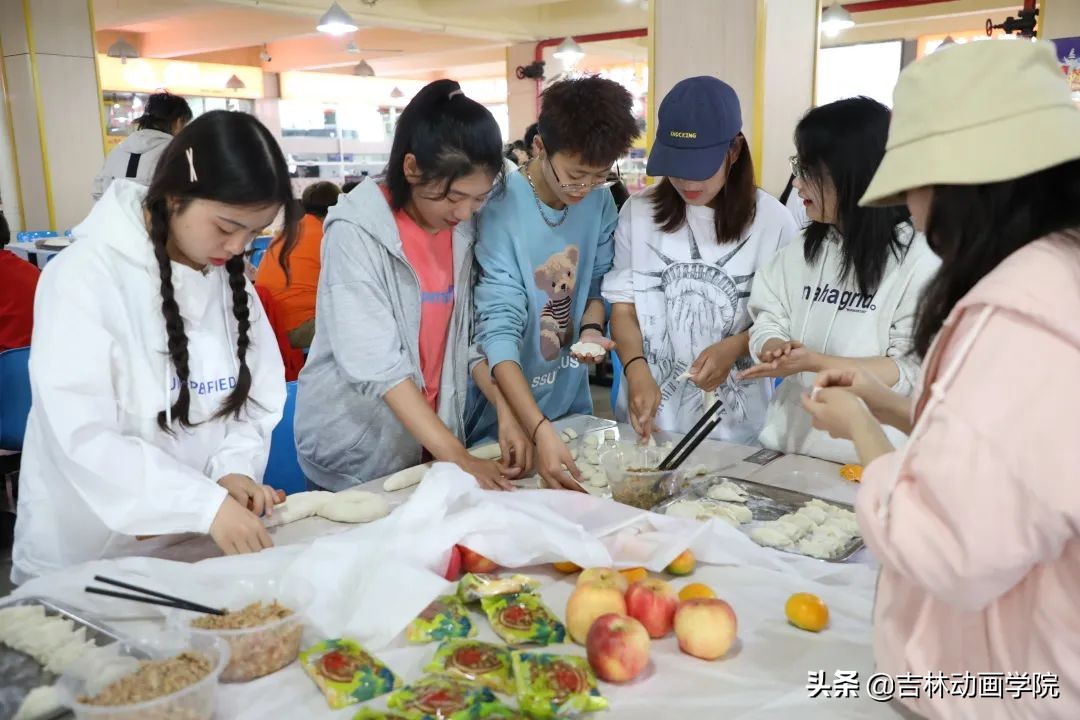 吉林动画学院18周年庆,校长和学生包饺子视频